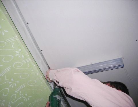 Монтирование полумесяца второго уровня гипсокартона