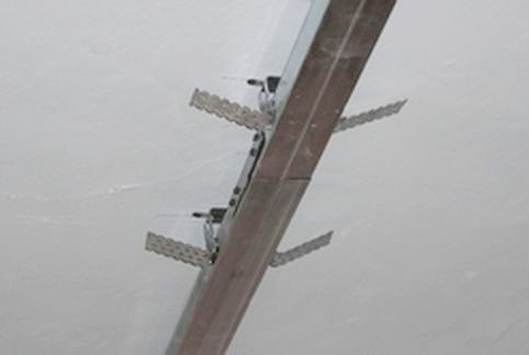 установка профиля в подвесы