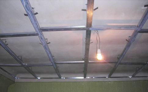Выведение провода из каркаса потолка